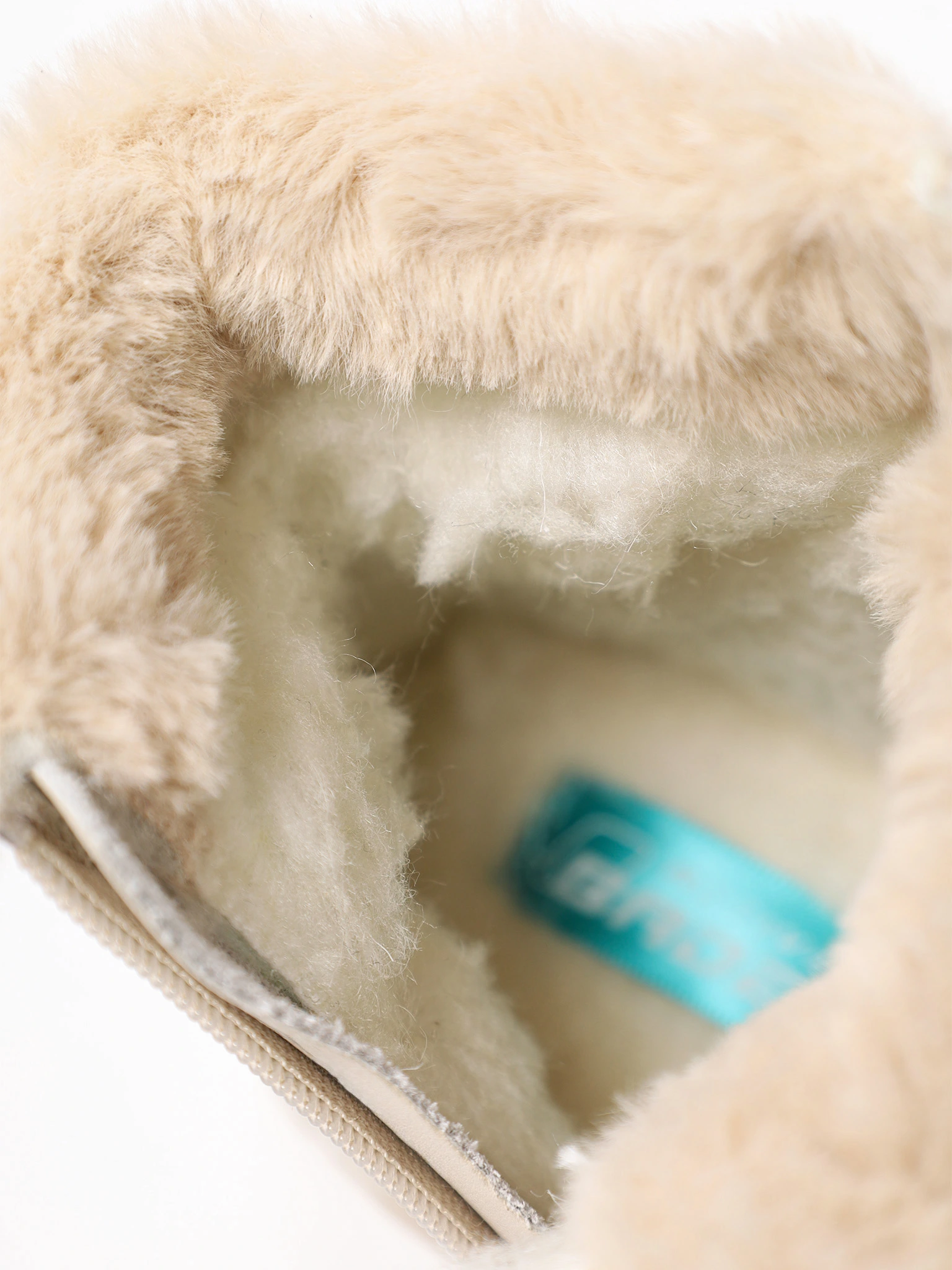 Ботинки бежевого цвета на рельефной подошве